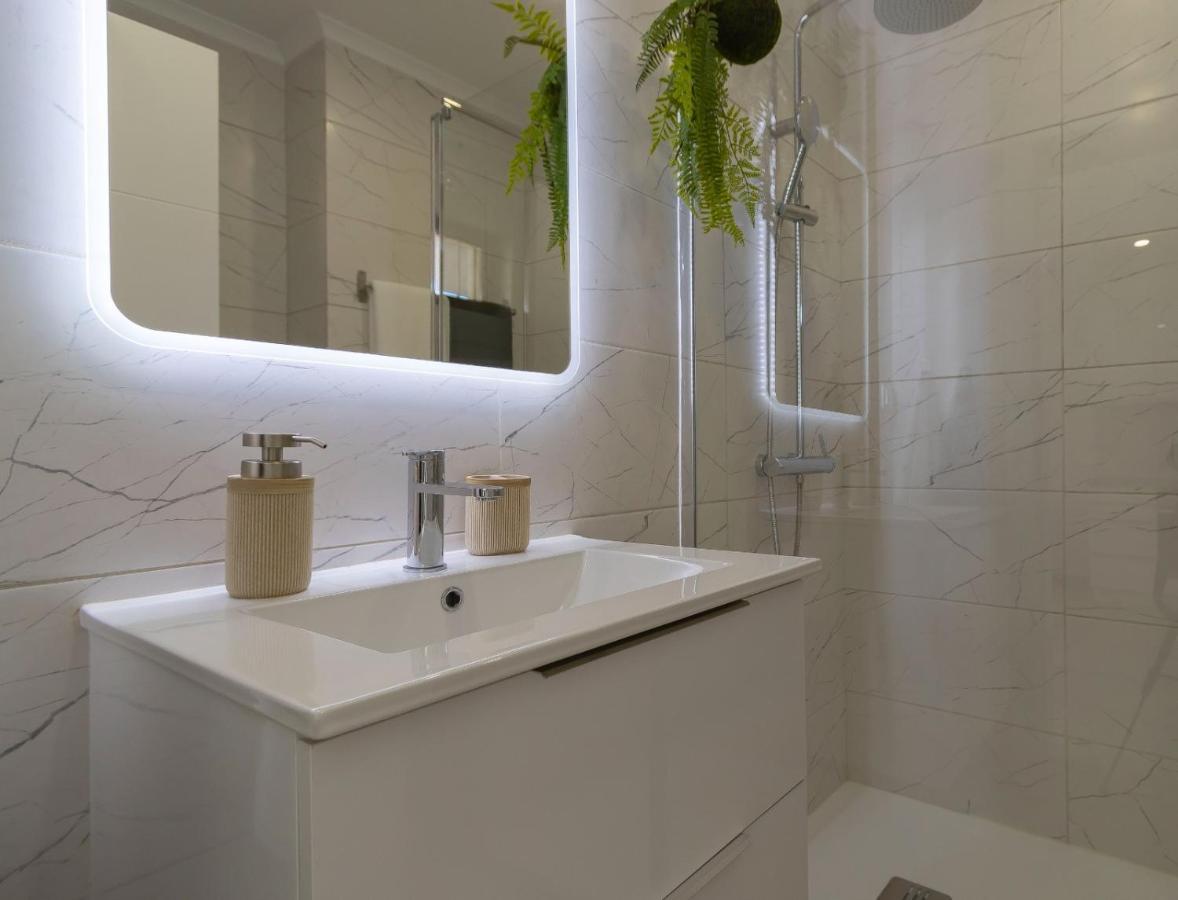 Stunning Modern In Oura Beach Appartement